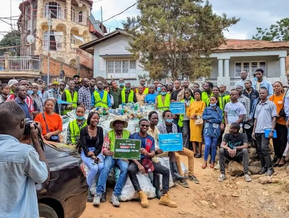 Young people mobilised for the plastic waste collection.