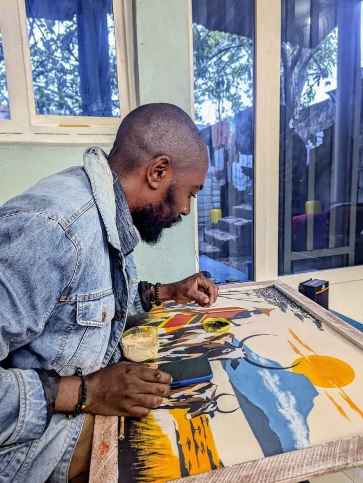 À l’atelier : chaque trait aide à mettre en image ce que les mots ne disent pas.
